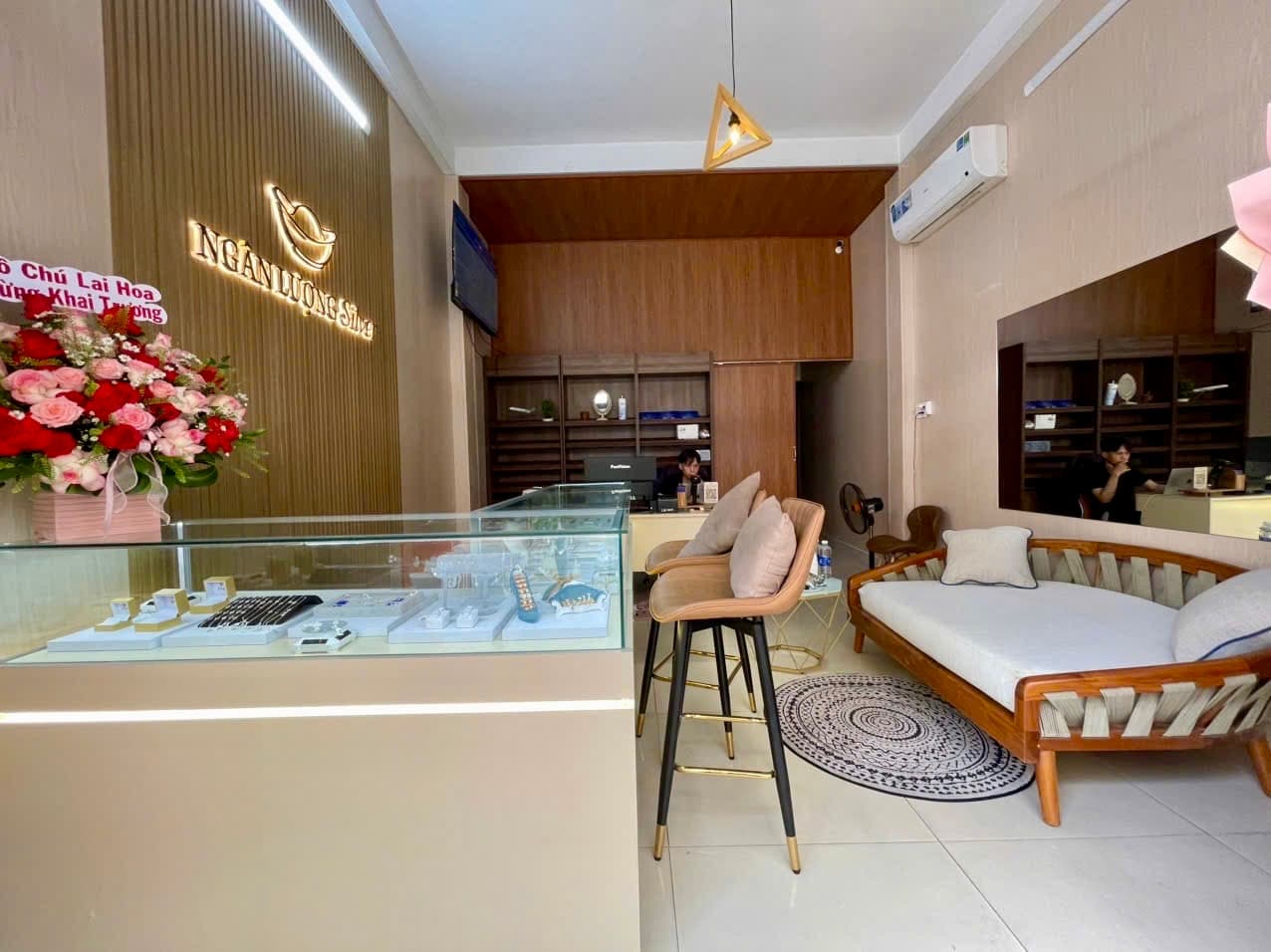 Tư vấn khách hàng tại trung tâm đầu tư bạc